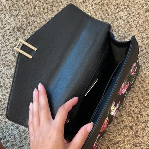 Lionel Crossbody - Picture 5 of 6